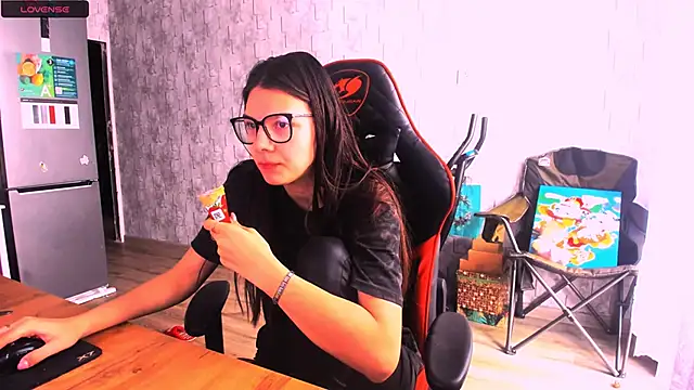 Snapshot of MollyLollipop chatting on March 11, 2025, 4:43 am MollyLollipop online show from March 11, 2025, 4:43 am