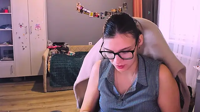 Snapshot of MollyLollipop chatting on December 15, 2025, 5:55 am MollyLollipop online show from December 15, 2025, 5:55 am