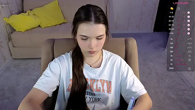 Eva Davie online show from November 9, 2025, 2:48 pm