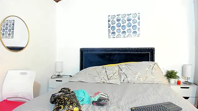 ZulyMichels online show from November 19, 2025, 12:38 pm