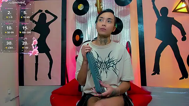 Snapshot of nickyminach_ chatting on December 19, 2025, 7:32 pm nickyminach online show from December 19, 2025, 7:32 pm