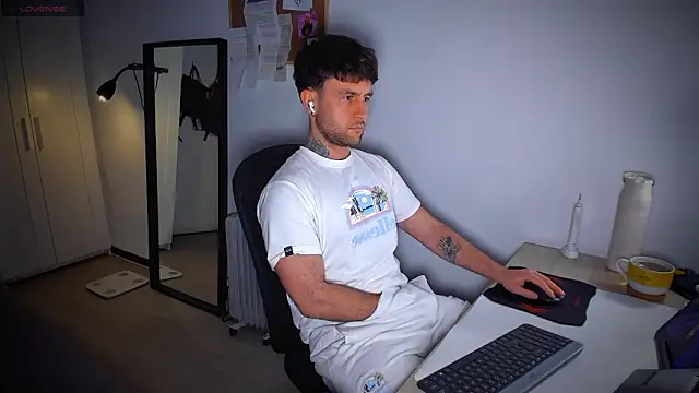 Snapshot of HonestAndrew chatting on February 10, 2026, 8:24 pm HonestAndrew online show from February 10, 2026, 8:24 pm