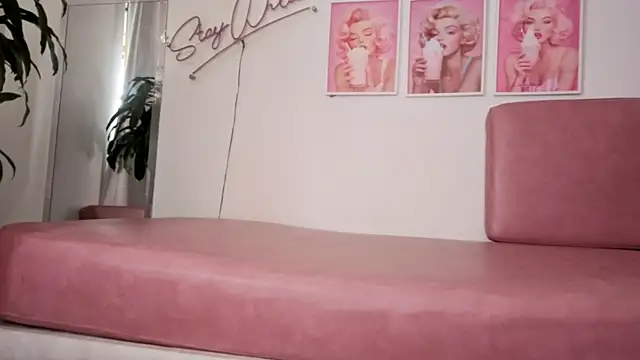 Adele LatinLady online show from November 30, 2025, 9:08 pm