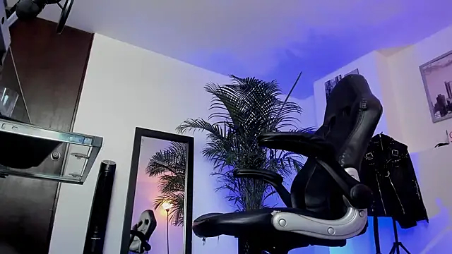 MrFrank tattoo online show from December 28, 2024, 3:04 pm