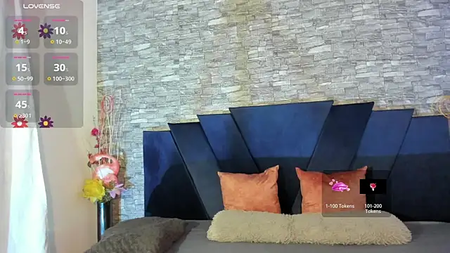 Snapshot of LizzRouse chatting on March 6, 2025, 8:27 pm LizzRouse online show from March 6, 2025, 8:27 pm