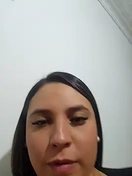 Snapshot of LizzRouse chatting on October 2, 2025, 8:27 pm LizzRouse online show from October 2, 2025, 8:27 pm