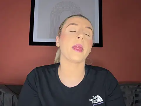 Strongqueen online show from December 18, 2024, 5:31 pm