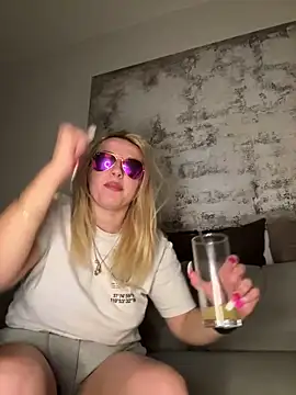 Strongqueen online show from January 15, 2025, 10:24 pm