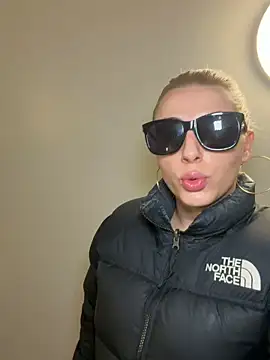 Snapshot of Strongqueen chatting on December 21, 2025, 4:58 pm Strongqueen online show from December 21, 2025, 4:58 pm