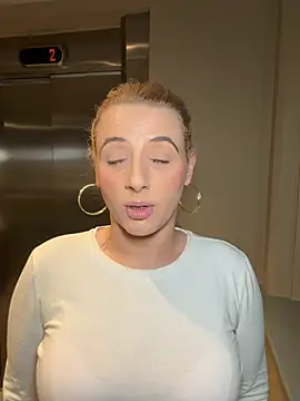 Snapshot of Strongqueen chatting on January 8, 2026, 9:17 pm Strongqueen online show from January 8, 2026, 9:17 pm