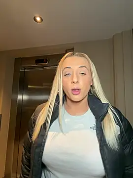 Snapshot of Strongqueen chatting on January 11, 2026, 6:24 pm Strongqueen online show from January 11, 2026, 6:24 pm