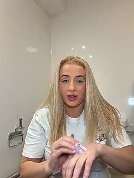Snapshot of Strongqueen chatting on April 18, 2026, 6:01 pm Strongqueen online show from April 18, 2026, 6:01 pm