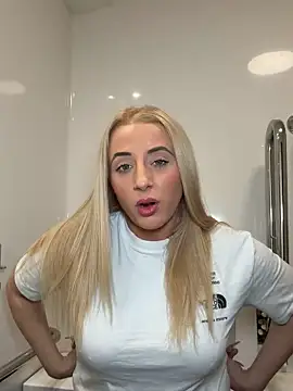 Snapshot of Strongqueen chatting on April 18, 2026, 7:18 pm Strongqueen online show from April 18, 2026, 7:18 pm