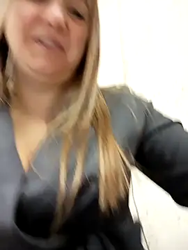 Snapshot of Office_Albertina chatting on October 27, 2025, 9:52 pm Office Albertina online show from October 27, 2025, 9:52 pm