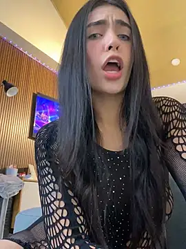 Snapshot of DaphneUwu chatting on February 7, 2026, 12:47 am DaphneUwu online show from February 7, 2026, 12:47 am