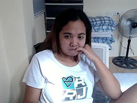 Snapshot of xTheLastVIRGINx chatting on February 15, 2026, 6:32 am xTheLastVIRGINx online show from February 15, 2026, 6:32 am