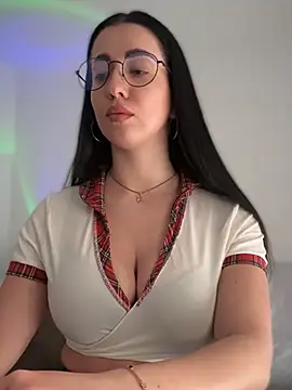 Snapshot of Emylia chatting on February 17, 2025, 4:37 pm Emylia online show from February 17, 2025, 4:37 pm