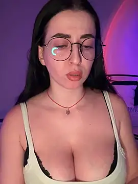 Emylia online show from November 19, 2025, 4:29 pm