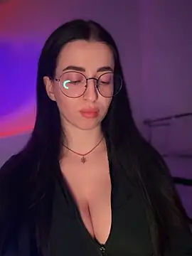 Emylia online show from December 17, 2025, 9:32 pm