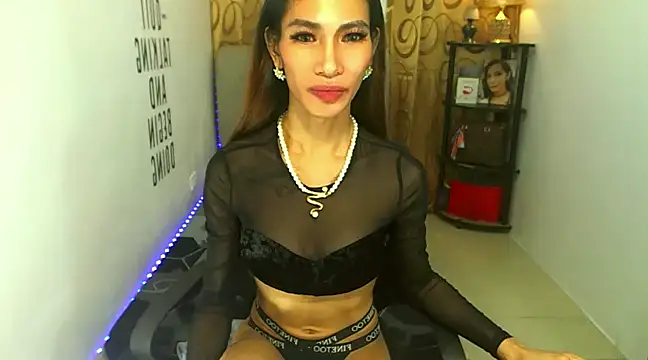 Snapshot of Trixie_Mattel21 chatting on December 3, 2024, 5:20 am Trixie Mattel21 online show from December 3, 2024, 5:20 am