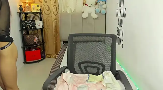 Snapshot of Trixie_Mattel21 chatting on January 13, 2025, 5:23 am Trixie Mattel21 online show from January 13, 2025, 5:23 am