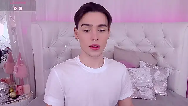 Snapshot of RobbyCharming chatting on January 4, 2025, 7:44 pm RobbyCharming online show from January 4, 2025, 7:44 pm