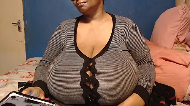 Snapshot of CUTEFIRMMELONSS chatting on October 1, 2025, 3:45 am CUTEFIRMMELONSS online show from October 1, 2025, 3:45 am