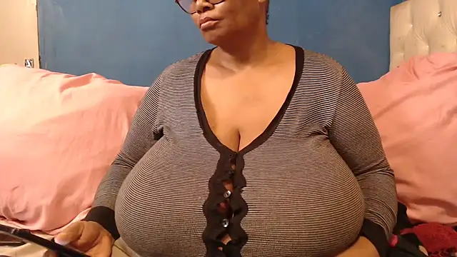 Snapshot of CUTEFIRMMELONSS chatting on October 7, 2025, 5:26 am CUTEFIRMMELONSS online show from October 7, 2025, 5:26 am