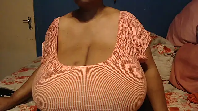 Snapshot of CUTEFIRMMELONSS chatting on October 12, 2025, 8:30 pm CUTEFIRMMELONSS online show from October 12, 2025, 8:30 pm