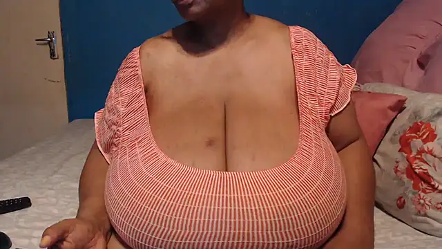 Snapshot of CUTEFIRMMELONSS chatting on October 15, 2025, 8:31 pm CUTEFIRMMELONSS online show from October 15, 2025, 8:31 pm