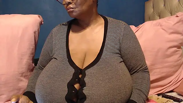 Snapshot of CUTEFIRMMELONSS chatting on October 18, 2025, 3:20 am CUTEFIRMMELONSS online show from October 18, 2025, 3:20 am