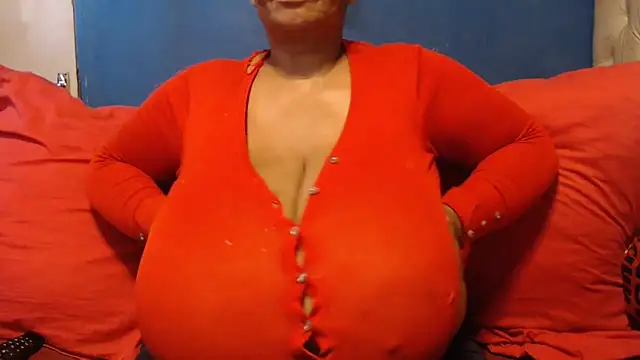 Snapshot of CUTEFIRMMELONSS chatting on November 25, 2025, 9:09 am CUTEFIRMMELONSS online show from November 25, 2025, 9:09 am