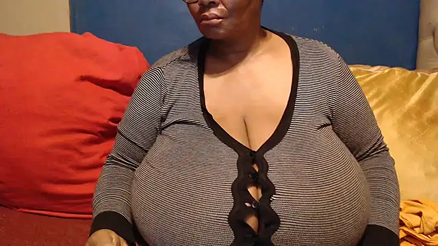 Snapshot of CUTEFIRMMELONSS chatting on December 17, 2025, 2:28 am CUTEFIRMMELONSS online show from December 17, 2025, 2:28 am