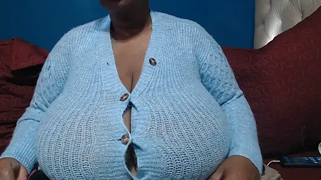 CUTEFIRMMELONSS online show from May 25, 2026, 7:03 am