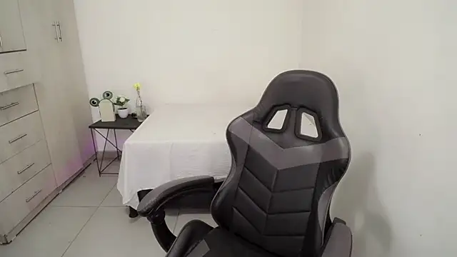 Snapshot of Youlittlepervertt_ chatting on February 7, 2026, 1:42 am Youlittlepervertt online show from February 7, 2026, 1:42 am