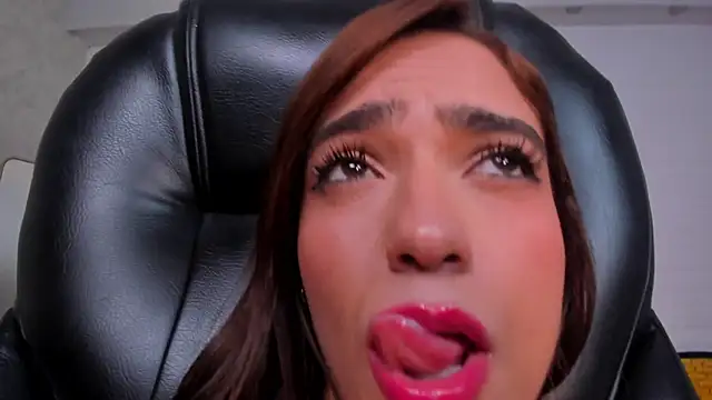 Snapshot of MariamRivera_ chatting on December 15, 2024, 10:07 am MariamRivera  online show from December 15, 2024, 10:07 am