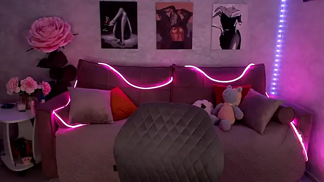 tiffany  burn online show from December 19, 2025, 9:05 am