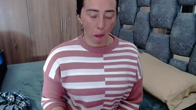 Snapshot of sara_hott_1 chatting on February 19, 2025, 2:01 pm sara hott 1 online show from February 19, 2025, 2:01 pm