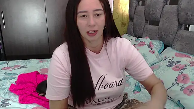 Snapshot of sara_hott_1 chatting on July 8, 2026, 3:27 pm sara hott 1 online show from July 8, 2026, 3:27 pm