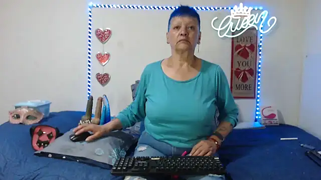 loquitaqueen011 online show from May 19, 2026, 9:43 pm