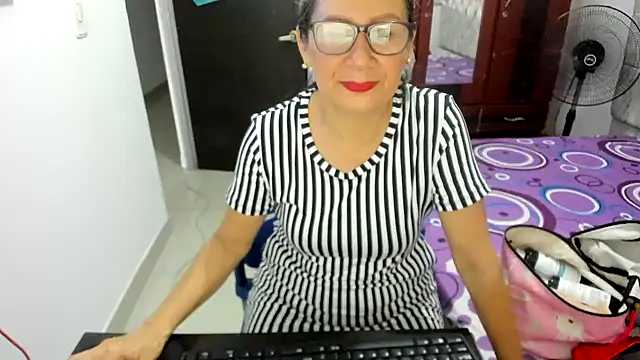 jademartin  online show from January 29, 2025, 8:14 pm