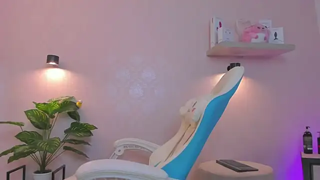 LITTLE-VIVI online show from June 7, 2026, 3:21 am