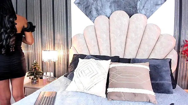 Snapshot of Naughty__Mom chatting on December 16, 2025, 12:10 pm Naughty Mom online show from December 16, 2025, 12:10 pm