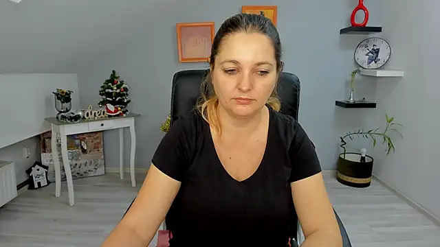 Snapshot of LollaGirl chatting on December 23, 2024, 4:22 am LollaGirl online show from December 23, 2024, 4:22 am