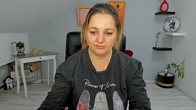 Snapshot of LollaGirl chatting on January 24, 2025, 4:27 am LollaGirl online show from January 24, 2025, 4:27 am