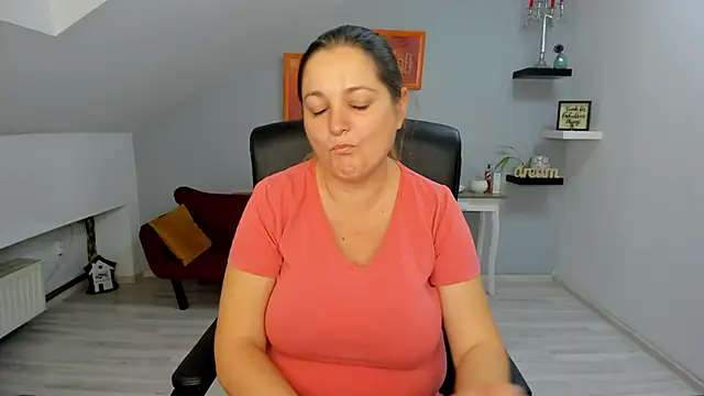 Snapshot of LollaGirl chatting on November 3, 2025, 4:25 am LollaGirl online show from November 3, 2025, 4:25 am