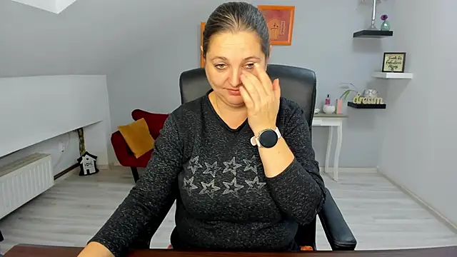 Snapshot of LollaGirl chatting on November 5, 2025, 4:23 am LollaGirl online show from November 5, 2025, 4:23 am