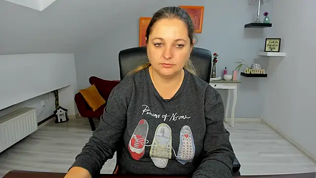 Snapshot of LollaGirl chatting on November 6, 2025, 4:24 am LollaGirl online show from November 6, 2025, 4:24 am