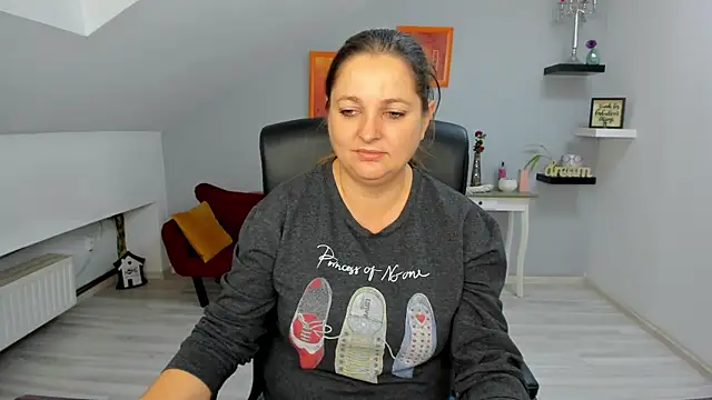 Snapshot of LollaGirl chatting on November 7, 2025, 4:23 am LollaGirl online show from November 7, 2025, 4:23 am