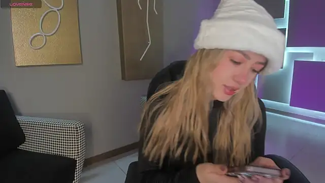 EveBensonX online show from December 16, 2025, 12:43 pm